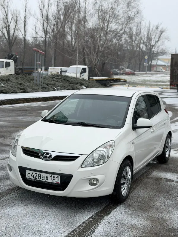Hyundai i20 1.6 автомат цена 860💰тыс. руб, торг после осмотра. 2012 год выпуска, для своих лет в идеальном состоянии. 1 хозяин за всю историю эксплуатацию, автомобиль был куплен при украине. автотека изумительная ✅ без единого дтп за всю жизнь. пробег 210 тыс. родной, любые проверки, подтвержден автотекой. двигатель работает идеально, масло не берет. по коробке вопросов нет, переключает плавно, без пинков и рывков. по электрике все работает, климат дует-заправлен. стоит сигнализация двухсторонняя. два комплекта резины. делать по автомобилю ничего не надо. г. макеевка, связь +79494012032 📞 звоните: +7(949)4012032 - фотография - 1