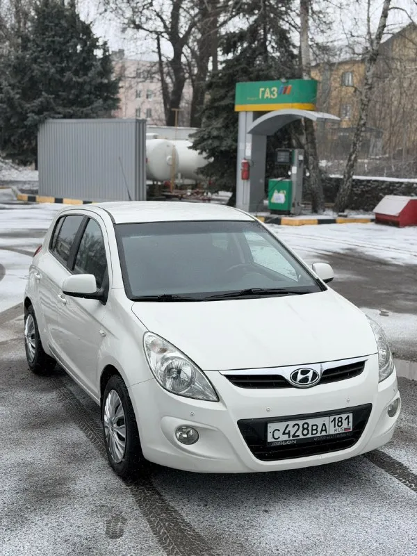 Hyundai i20 1.6 автомат цена 860💰тыс. руб, торг после осмотра. 2012 год выпуска, для своих лет в идеальном состоянии. 1 хозяин за всю историю эксплуатацию, автомобиль был куплен при украине. автотека изумительная ✅ без единого дтп за всю жизнь. пробег 210 тыс. родной, любые проверки, подтвержден автотекой. двигатель работает идеально, масло не берет. по коробке вопросов нет, переключает плавно, без пинков и рывков. по электрике все работает, климат дует-заправлен. стоит сигнализация двухсторонняя. два комплекта резины. делать по автомобилю ничего не надо. г. макеевка, связь +79494012032 📞 звоните: +7(949)4012032 - фотография - 3