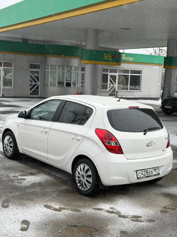Hyundai i20 1.6 автомат цена 860💰тыс. руб, торг после осмотра. 2012 год выпуска, для своих лет в идеальном состоянии. 1 хозяин за всю историю эксплуатацию, автомобиль был куплен при украине. автотека изумительная ✅ без единого дтп за всю жизнь. пробег 210 тыс. родной, любые проверки, подтвержден автотекой. двигатель работает идеально, масло не берет. по коробке вопросов нет, переключает плавно, без пинков и рывков. по электрике все работает, климат дует-заправлен. стоит сигнализация двухсторонняя. два комплекта резины. делать по автомобилю ничего не надо. г. макеевка, связь +79494012032 📞 звоните: +7(949)4012032 - фотография - 5