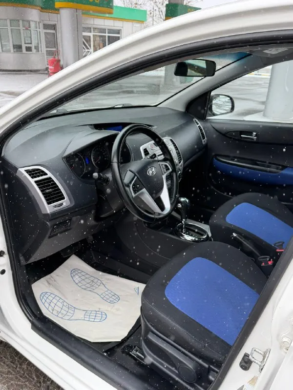 Hyundai i20 1.6 автомат цена 860💰тыс. руб, торг после осмотра. 2012 год выпуска, для своих лет в идеальном состоянии. 1 хозяин за всю историю эксплуатацию, автомобиль был куплен при украине. автотека изумительная ✅ без единого дтп за всю жизнь. пробег 210 тыс. родной, любые проверки, подтвержден автотекой. двигатель работает идеально, масло не берет. по коробке вопросов нет, переключает плавно, без пинков и рывков. по электрике все работает, климат дует-заправлен. стоит сигнализация двухсторонняя. два комплекта резины. делать по автомобилю ничего не надо. г. макеевка, связь +79494012032 📞 звоните: +7(949)4012032 - фотография - 7