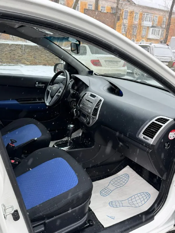 Hyundai i20 1.6 автомат цена 860💰тыс. руб, торг после осмотра. 2012 год выпуска, для своих лет в идеальном состоянии. 1 хозяин за всю историю эксплуатацию, автомобиль был куплен при украине. автотека изумительная ✅ без единого дтп за всю жизнь. пробег 210 тыс. родной, любые проверки, подтвержден автотекой. двигатель работает идеально, масло не берет. по коробке вопросов нет, переключает плавно, без пинков и рывков. по электрике все работает, климат дует-заправлен. стоит сигнализация двухсторонняя. два комплекта резины. делать по автомобилю ничего не надо. г. макеевка, связь +79494012032 📞 звоните: +7(949)4012032 - фотография - 8