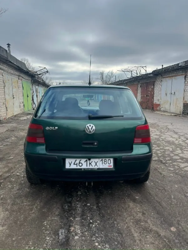 Продам volkswagen golf 4 2000 года. двигатель 1.4, пробег 190.000 1 собственник с 2020 года, в 2020 был пригнан из германии. автомобиль в отличном состоянии, не требует вложений, дно, пороги, несущая часть авто целое без гнили и рыжиков. мотор работает без нареканий, не дымит, масло не берет (масло залил на днях 5w40). коробка 5-ступка, переключается плавно, без хрустов и рывков. ходовая часть машины перебиралась, без нареканий. стоит новая зимняя резина, в подарок отдам летнюю. встроена автомагнитола с сенсорным экраном и камерой заднего вида. все стекла заводские. комплектация: -передние стеклоподъемники -электро регулировка зеркал с подогревом -гур -кондиционер -abs, esp, airbag(безопасность на месте) -2 комплекта ключей -обогрев заднего стекла -стоит сигнализация с переоформлением проблем нет, машина юридически чистая цена: 495.000 руб, торг у капота +79490939809 (telegram) осмотр горловка/енакиево 📞 звоните: +7(949)0939809 - фотография - 1