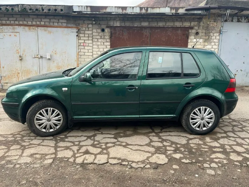 Продам volkswagen golf 4 2000 года. двигатель 1.4, пробег 190.000 1 собственник с 2020 года, в 2020 был пригнан из германии. автомобиль в отличном состоянии, не требует вложений, дно, пороги, несущая часть авто целое без гнили и рыжиков. мотор работает без нареканий, не дымит, масло не берет (масло залил на днях 5w40). коробка 5-ступка, переключается плавно, без хрустов и рывков. ходовая часть машины перебиралась, без нареканий. стоит новая зимняя резина, в подарок отдам летнюю. встроена автомагнитола с сенсорным экраном и камерой заднего вида. все стекла заводские. комплектация: -передние стеклоподъемники -электро регулировка зеркал с подогревом -гур -кондиционер -abs, esp, airbag(безопасность на месте) -2 комплекта ключей -обогрев заднего стекла -стоит сигнализация с переоформлением проблем нет, машина юридически чистая цена: 495.000 руб, торг у капота +79490939809 (telegram) осмотр горловка/енакиево 📞 звоните: +7(949)0939809 - фотография - 2