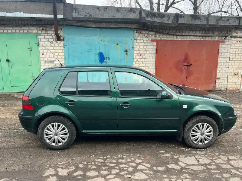 Продам volkswagen golf 4 2000 года. двигатель 1.4, пробег 190.000 1 собственник с 2020 года, в 2020 был пригнан из германии. автомобиль в отличном состоянии, не требует вложений, дно, пороги, несущая часть авто целое без гнили и рыжиков. мотор работает без нареканий, не дымит, масло не берет (масло залил на днях 5w40). коробка 5-ступка, переключается плавно, без хрустов и рывков. ходовая часть машины перебиралась, без нареканий. стоит новая зимняя резина, в подарок отдам летнюю. встроена автомагнитола с сенсорным экраном и камерой заднего вида. все стекла заводские. комплектация: -передние стеклоподъемники -электро регулировка зеркал с подогревом -гур -кондиционер -abs, esp, airbag(безопасность на месте) -2 комплекта ключей -обогрев заднего стекла -стоит сигнализация с переоформлением проблем нет, машина юридически чистая цена: 495.000 руб, торг у капота +79490939809 (telegram) осмотр горловка/енакиево 📞 звоните: +7(949)0939809 - фотография - 3