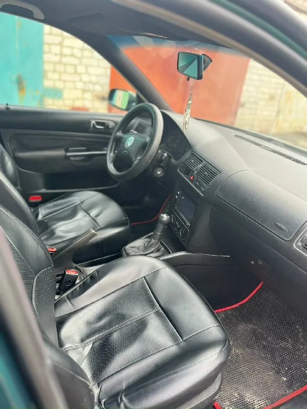 Продам volkswagen golf 4 2000 года. двигатель 1.4, пробег 190.000 1 собственник с 2020 года, в 2020 был пригнан из германии. автомобиль в отличном состоянии, не требует вложений, дно, пороги, несущая часть авто целое без гнили и рыжиков. мотор работает без нареканий, не дымит, масло не берет (масло залил на днях 5w40). коробка 5-ступка, переключается плавно, без хрустов и рывков. ходовая часть машины перебиралась, без нареканий. стоит новая зимняя резина, в подарок отдам летнюю. встроена автомагнитола с сенсорным экраном и камерой заднего вида. все стекла заводские. комплектация: -передние стеклоподъемники -электро регулировка зеркал с подогревом -гур -кондиционер -abs, esp, airbag(безопасность на месте) -2 комплекта ключей -обогрев заднего стекла -стоит сигнализация с переоформлением проблем нет, машина юридически чистая цена: 495.000 руб, торг у капота +79490939809 (telegram) осмотр горловка/енакиево 📞 звоните: +7(949)0939809 - фотография - 4