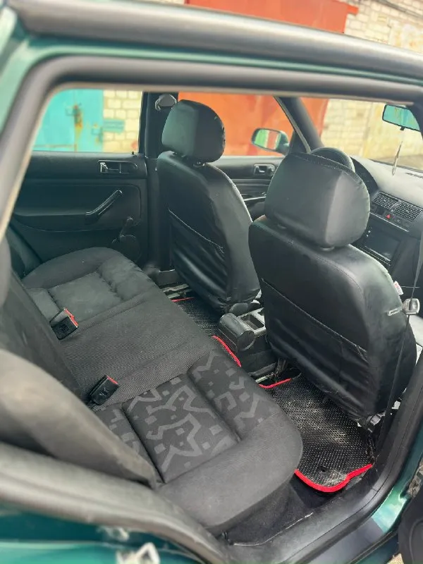 Продам volkswagen golf 4 2000 года. двигатель 1.4, пробег 190.000 1 собственник с 2020 года, в 2020 был пригнан из германии. автомобиль в отличном состоянии, не требует вложений, дно, пороги, несущая часть авто целое без гнили и рыжиков. мотор работает без нареканий, не дымит, масло не берет (масло залил на днях 5w40). коробка 5-ступка, переключается плавно, без хрустов и рывков. ходовая часть машины перебиралась, без нареканий. стоит новая зимняя резина, в подарок отдам летнюю. встроена автомагнитола с сенсорным экраном и камерой заднего вида. все стекла заводские. комплектация: -передние стеклоподъемники -электро регулировка зеркал с подогревом -гур -кондиционер -abs, esp, airbag(безопасность на месте) -2 комплекта ключей -обогрев заднего стекла -стоит сигнализация с переоформлением проблем нет, машина юридически чистая цена: 495.000 руб, торг у капота +79490939809 (telegram) осмотр горловка/енакиево 📞 звоните: +7(949)0939809 - фотография - 5