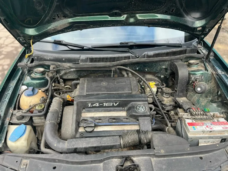 Продам volkswagen golf 4 2000 года. двигатель 1.4, пробег 190.000 1 собственник с 2020 года, в 2020 был пригнан из германии. автомобиль в отличном состоянии, не требует вложений, дно, пороги, несущая часть авто целое без гнили и рыжиков. мотор работает без нареканий, не дымит, масло не берет (масло залил на днях 5w40). коробка 5-ступка, переключается плавно, без хрустов и рывков. ходовая часть машины перебиралась, без нареканий. стоит новая зимняя резина, в подарок отдам летнюю. встроена автомагнитола с сенсорным экраном и камерой заднего вида. все стекла заводские. комплектация: -передние стеклоподъемники -электро регулировка зеркал с подогревом -гур -кондиционер -abs, esp, airbag(безопасность на месте) -2 комплекта ключей -обогрев заднего стекла -стоит сигнализация с переоформлением проблем нет, машина юридически чистая цена: 495.000 руб, торг у капота +79490939809 (telegram) осмотр горловка/енакиево 📞 звоните: +7(949)0939809 - фотография - 7