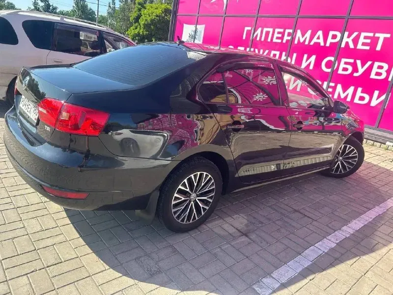 Volkswagen джета. 2013 год. состояние очень хорошее. вид шикарный. коробка автомат. я собственник. климат круиз подогревы парктроник. в машине есть все. цена 900 авто недалеко от мариуполя. +79497305832. 📞 звоните: +7(949)7305832 - фотография - 1