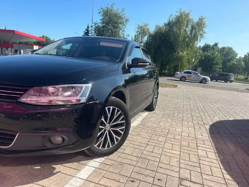 Volkswagen джета. 2013 год. состояние очень хорошее. вид шикарный. коробка автомат. я собственник. климат круиз подогревы парктроник. в машине есть все. цена 900 авто недалеко от мариуполя. +79497305832. 📞 звоните: +7(949)7305832 - фотография - 3