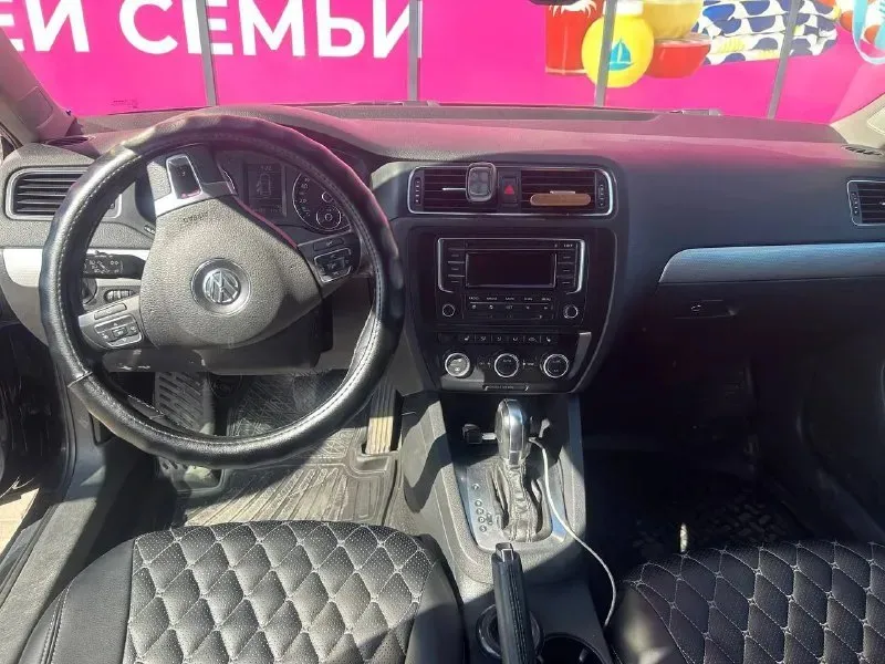 Volkswagen джета. 2013 год. состояние очень хорошее. вид шикарный. коробка автомат. я собственник. климат круиз подогревы парктроник. в машине есть все. цена 900 авто недалеко от мариуполя. +79497305832. 📞 звоните: +7(949)7305832 - фотография - 7