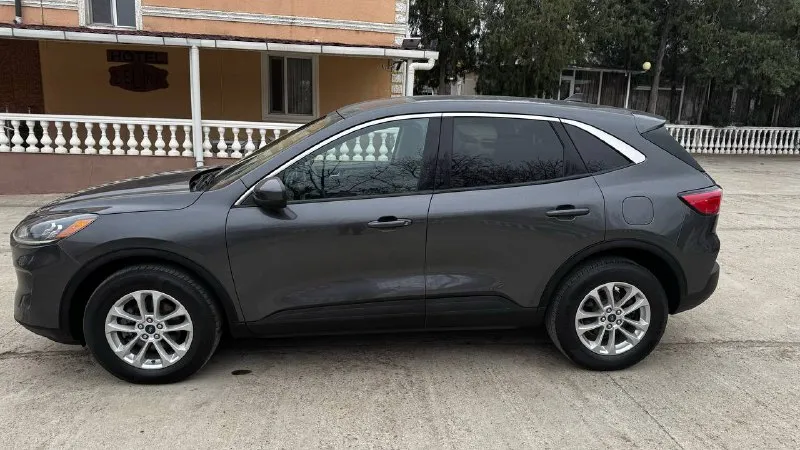 🏮продажа🏮 ford escape 2020 1.5 at awd s — полный привод (4wd) пробег 47 000 километров. коробка передач — автоматическая, 8 передач. тип двигателя — бензиновый. хорошая динамика в городе и на трассе; просторный салон и багажник; сбалансированная подвеска. один собственник. хорошее состояние. отличный выбор для тех, кто ищет надежный и экономичный автомобиль. цена 2🍋 рублей телефон +79493105529 📲 tg: @sergeevna_m 📞 звоните: +7(949)3105529 - фотография - 2