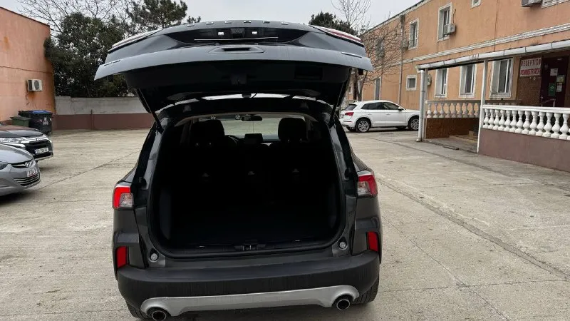 🏮продажа🏮 ford escape 2020 1.5 at awd s — полный привод (4wd) пробег 47 000 километров. коробка передач — автоматическая, 8 передач. тип двигателя — бензиновый. хорошая динамика в городе и на трассе; просторный салон и багажник; сбалансированная подвеска. один собственник. хорошее состояние. отличный выбор для тех, кто ищет надежный и экономичный автомобиль. цена 2🍋 рублей телефон +79493105529 📲 tg: @sergeevna_m 📞 звоните: +7(949)3105529 - фотография - 3