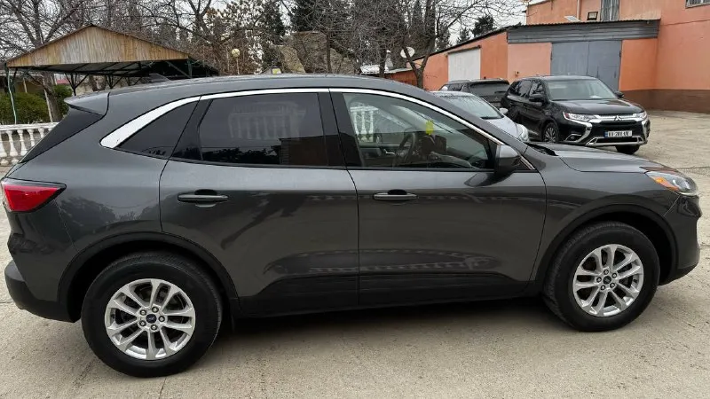 🏮продажа🏮 ford escape 2020 1.5 at awd s — полный привод (4wd) пробег 47 000 километров. коробка передач — автоматическая, 8 передач. тип двигателя — бензиновый. хорошая динамика в городе и на трассе; просторный салон и багажник; сбалансированная подвеска. один собственник. хорошее состояние. отличный выбор для тех, кто ищет надежный и экономичный автомобиль. цена 2🍋 рублей телефон +79493105529 📲 tg: @sergeevna_m 📞 звоните: +7(949)3105529 - фотография - 4