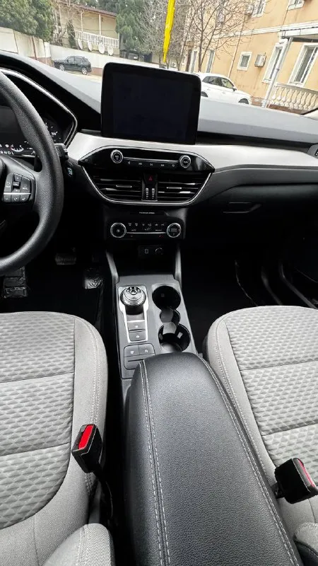 🏮продажа🏮 ford escape 2020 1.5 at awd s — полный привод (4wd) пробег 47 000 километров. коробка передач — автоматическая, 8 передач. тип двигателя — бензиновый. хорошая динамика в городе и на трассе; просторный салон и багажник; сбалансированная подвеска. один собственник. хорошее состояние. отличный выбор для тех, кто ищет надежный и экономичный автомобиль. цена 2🍋 рублей телефон +79493105529 📲 tg: @sergeevna_m 📞 звоните: +7(949)3105529 - фотография - 5