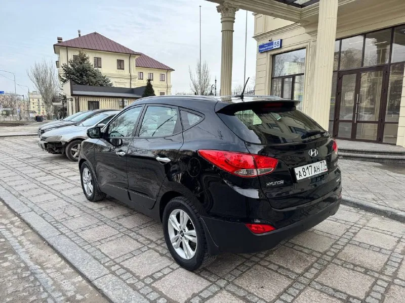 Продам hyundai ix35 2013 год в идеальном состоянии, двигатель 2.0 бензин полный привод, акпп полноценный автомат айсин, без дтп и подкрасов 1000% любые проверки любые авто эксперты, максимальная богатая комплектация, раздельный климат контроль эльктро зеркала с подогревом подогрев передних задних сидений круиз контроль мульти руль 4 эльктро стеклоподъемники с доводчиком музыка навигация комбинированный салон, прошла полное т. о заменены все фильтра масла не требует не каких вложений с документами полный порядок любой вид оформления, цена 1.350.🍋тел +79490908190 мариуполь - фотография - 5