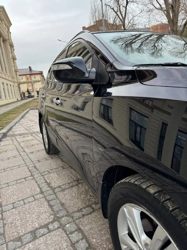 Продам hyundai ix35 2013 год в идеальном состоянии, двигатель 2.0 бензин полный привод, акпп полноценный автомат айсин, без дтп и подкрасов 1000% любые проверки любые авто эксперты, максимальная богатая комплектация, раздельный климат контроль эльктро зеркала с подогревом подогрев передних задних сидений круиз контроль мульти руль 4 эльктро стеклоподъемники с доводчиком музыка навигация комбинированный салон, прошла полное т. о заменены все фильтра масла не требует не каких вложений с документами полный порядок любой вид оформления, цена 1.350.🍋тел +79490908190 мариуполь - фотография - 7