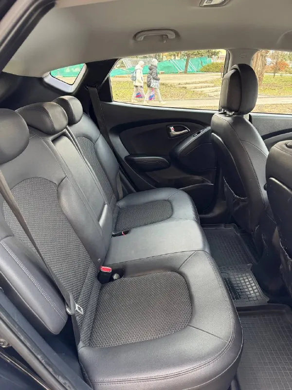 Продам hyundai ix35 2013 год в идеальном состоянии, двигатель 2.0 бензин полный привод, акпп полноценный автомат айсин, без дтп и подкрасов 1000% любые проверки любые авто эксперты, максимальная богатая комплектация, раздельный климат контроль эльктро зеркала с подогревом подогрев передних задних сидений круиз контроль мульти руль 4 эльктро стеклоподъемники с доводчиком музыка навигация комбинированный салон, прошла полное т. о заменены все фильтра масла не требует не каких вложений с документами полный порядок любой вид оформления, цена 1.350.🍋тел +79490908190 мариуполь 📞 звоните: +7(949)0908190 - фотография - 10