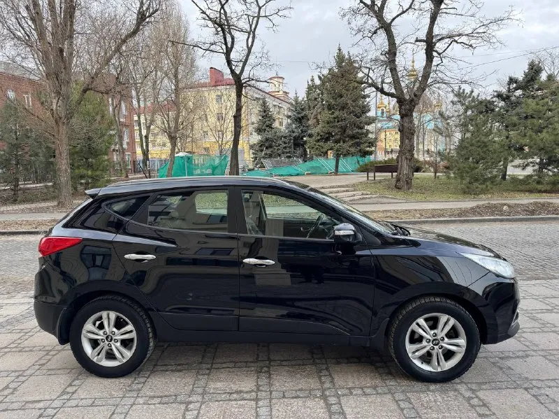Продам hyundai ix35 2013 год в идеальном состоянии, двигатель 2.0 бензин полный привод, акпп полноценный автомат айсин, без дтп и подкрасов 1000% любые проверки любые авто эксперты, максимальная богатая комплектация, раздельный климат контроль эльктро зеркала с подогревом подогрев передних задних сидений круиз контроль мульти руль 4 эльктро стеклоподъемники с доводчиком музыка навигация комбинированный салон, прошла полное т. о заменены все фильтра масла не требует не каких вложений с документами полный порядок любой вид оформления, цена 1.350.🍋тел +79490908190 мариуполь 📞 звоните: +7(949)0908190 - фотография - 3