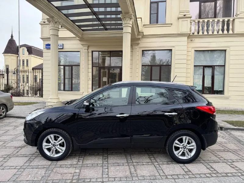 Продам hyundai ix35 2013 год в идеальном состоянии, двигатель 2.0 бензин полный привод, акпп полноценный автомат айсин, без дтп и подкрасов 1000% любые проверки любые авто эксперты, максимальная богатая комплектация, раздельный климат контроль эльктро зеркала с подогревом подогрев передних задних сидений круиз контроль мульти руль 4 эльктро стеклоподъемники с доводчиком музыка навигация комбинированный салон, прошла полное т. о заменены все фильтра масла не требует не каких вложений с документами полный порядок любой вид оформления, цена 1.350.🍋тел +79490908190 мариуполь 📞 звоните: +7(949)0908190 - фотография - 4