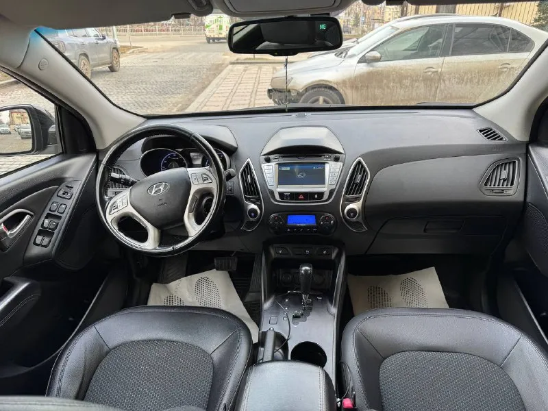 Продам hyundai ix35 2013 год в идеальном состоянии, двигатель 2.0 бензин полный привод, акпп полноценный автомат айсин, без дтп и подкрасов 1000% любые проверки любые авто эксперты, максимальная богатая комплектация, раздельный климат контроль эльктро зеркала с подогревом подогрев передних задних сидений круиз контроль мульти руль 4 эльктро стеклоподъемники с доводчиком музыка навигация комбинированный салон, прошла полное т. о заменены все фильтра масла не требует не каких вложений с документами полный порядок любой вид оформления, цена 1.350.🍋тел +79490908190 мариуполь 📞 звоните: +7(949)0908190 - фотография - 9