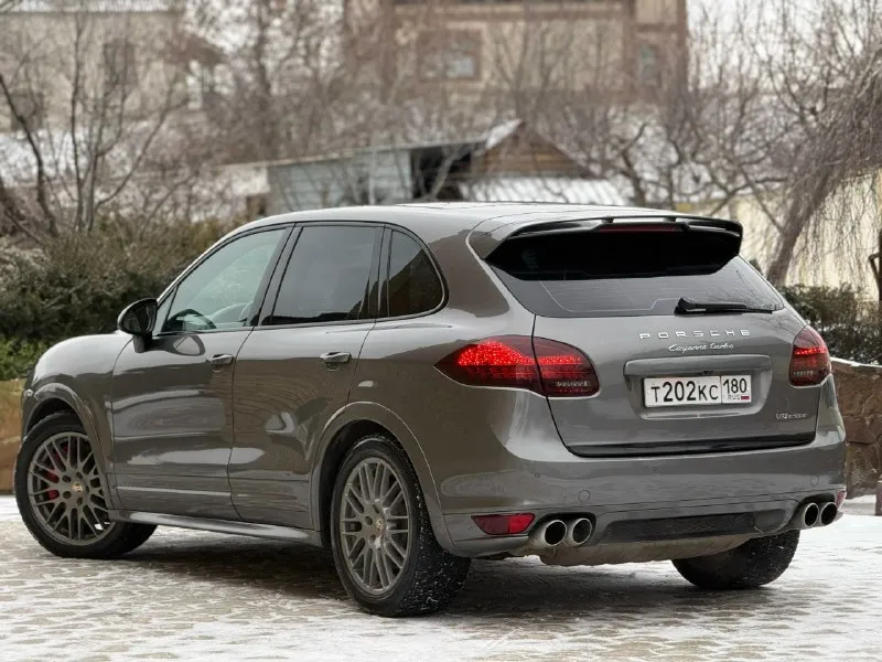 Продаю автомобиль porsche cayenne turbo 2012 года (500 л. с) пробег - 228 тыс км, родной. двс обслужен, не гильзован, поверхность цилиндров как зеркало. без единой ошибки по системам. в максимальной комплектации - эксклюзивный и лимитированный салон цвета «tiffany», карбон пакет с завода, панорама, слепые зоны, пневма, расширенная отделка салона кожей, алькантара, чёрный потолок, акустика burmister и куча всего остального. собственник. цена : 2,5 млн рублей. контакты: +7 (949) 027-65-70 (есть “telegram”) осмотр возможен в г макеевка. вопросы по 📞 звоните: +7(949)0276570 - фотография - 2