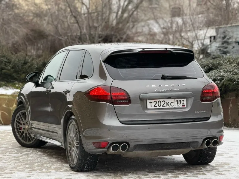 Продаю автомобиль porsche cayenne turbo 2012 года (500 л. с) пробег - 228 тыс км, родной. двс обслужен, не гильзован, поверхность цилиндров как зеркало. без единой ошибки по системам. в максимальной комплектации - эксклюзивный и лимитированный салон цвета «tiffany», карбон пакет с завода, панорама, слепые зоны, пневма, расширенная отделка салона кожей, алькантара, чёрный потолок, акустика burmister и куча всего остального. собственник. цена : 2,5 млн рублей. контакты: +7 (949) 027-65-70 (есть “telegram”) осмотр возможен в г макеевка. вопросы по 📞 звоните: +7(949)0276570 - фотография - 3
