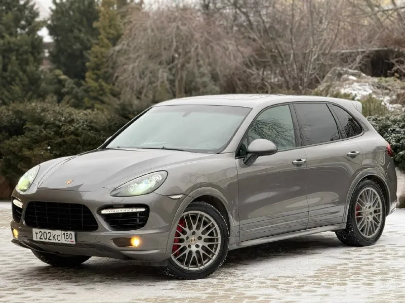 Продаю автомобиль porsche cayenne turbo 2012 года (500 л. с) пробег - 228 тыс км, родной. двс обслужен, не гильзован, поверхность цилиндров как зеркало. без единой ошибки по системам. в максимальной комплектации - эксклюзивный и лимитированный салон цвета «tiffany», карбон пакет с завода, панорама, слепые зоны, пневма, расширенная отделка салона кожей, алькантара, чёрный потолок, акустика burmister и куча всего остального. собственник. цена : 2,5 млн рублей. контакты: +7 (949) 027-65-70 (есть “telegram”) осмотр возможен в г макеевка. вопросы по 📞 звоните: +7(949)0276570 - фотография - 4