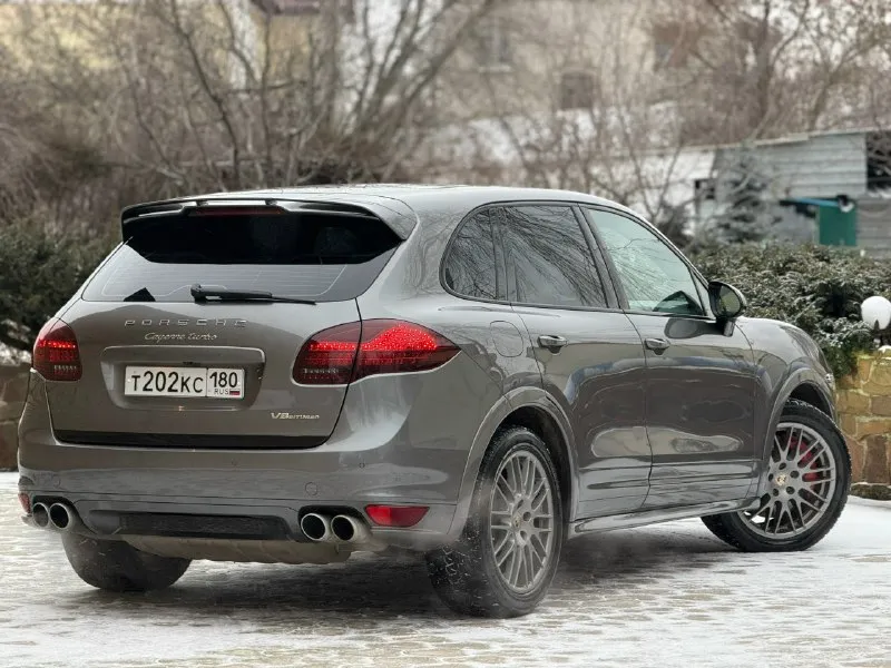 Продаю автомобиль porsche cayenne turbo 2012 года (500 л. с) пробег - 228 тыс км, родной. двс обслужен, не гильзован, поверхность цилиндров как зеркало. без единой ошибки по системам. в максимальной комплектации - эксклюзивный и лимитированный салон цвета «tiffany», карбон пакет с завода, панорама, слепые зоны, пневма, расширенная отделка салона кожей, алькантара, чёрный потолок, акустика burmister и куча всего остального. собственник. цена : 2,5 млн рублей. контакты: +7 (949) 027-65-70 (есть “telegram”) осмотр возможен в г макеевка. вопросы по 📞 звоните: +7(949)0276570 - фотография - 5