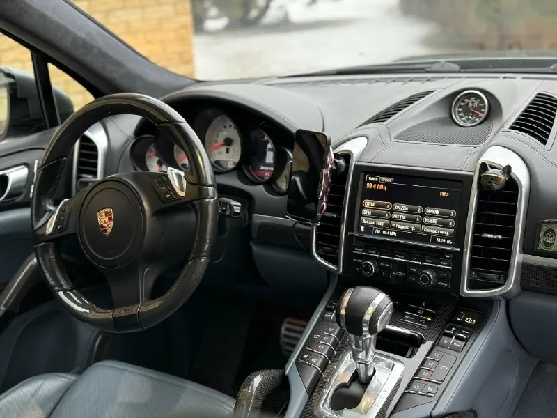 Продаю автомобиль porsche cayenne turbo 2012 года (500 л. с) пробег - 228 тыс км, родной. двс обслужен, не гильзован, поверхность цилиндров как зеркало. без единой ошибки по системам. в максимальной комплектации - эксклюзивный и лимитированный салон цвета «tiffany», карбон пакет с завода, панорама, слепые зоны, пневма, расширенная отделка салона кожей, алькантара, чёрный потолок, акустика burmister и куча всего остального. собственник. цена : 2,5 млн рублей. контакты: +7 (949) 027-65-70 (есть “telegram”) осмотр возможен в г макеевка. вопросы по 📞 звоните: +7(949)0276570 - фотография - 7