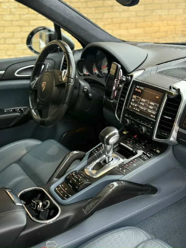 Продаю автомобиль porsche cayenne turbo 2012 года (500 л. с) пробег - 228 тыс км, родной. двс обслужен, не гильзован, поверхность цилиндров как зеркало. без единой ошибки по системам. в максимальной комплектации - эксклюзивный и лимитированный салон цвета «tiffany», карбон пакет с завода, панорама, слепые зоны, пневма, расширенная отделка салона кожей, алькантара, чёрный потолок, акустика burmister и куча всего остального. собственник. цена : 2,5 млн рублей. контакты: +7 (949) 027-65-70 (есть “telegram”) осмотр возможен в г макеевка. вопросы по 📞 звоните: +7(949)0276570 - фотография - 8