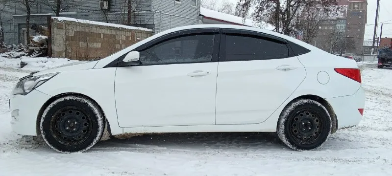 Hyundai solaris (hyundai солярис), 2015 г. в. пробег 191 тыс. коробка: автомат. комплектация: -климат-контроль, - мультируль, - системы безопасности вождения, - 4 электростеклоподъемника, - сигнализация с автозапуском, два комплекта ключей, – светодиодные дневные ходовые огни, - повторители поворотников в зеркалах. масло не есть, ход мягкий. свежие тормозные колодки и аккумулятор, недавно поменял масло. вложений не требует. цена: 865 тыс. рублей (обоснованный торг у капота). осмотр в г. донецке, ворошиловский район 89495749646 📞 звоните: +7(949)5749646 - фотография - 7