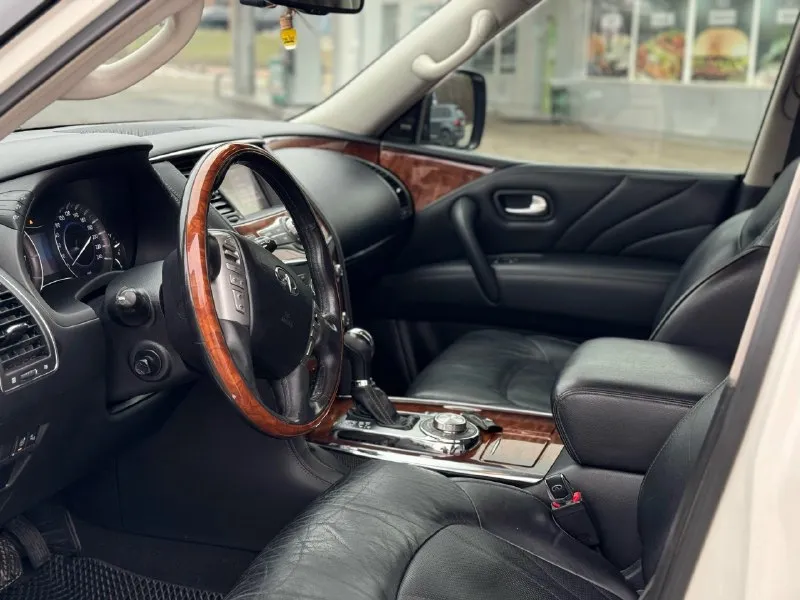 Продам рамный внедорожник личного пользования infiniti qx80, цвет белый перламутр, 2й рестайлинг, максимальная комплектация: полный привод, пневма- гидро подвеска, 8мест, черный салон, кожа алькантара, без ключевой доступ, удержание в полосе ( дополнительно обесшумлен, лобовое дорогая атермальная пленка, установлена сигнализация пандора, карты, запуск и локация авто из приложения ) поворотные линзы, адаптивыный свет, музыка bosse и прочее. пробег 170т, сервисная книжка, два ключа, без дтп, дилерское авто, уязвимые места в бронепленке. цена 2900 000₽ тел- +7949-325-49-99 📞 звоните: +7(949)3254999 - фотография - 3