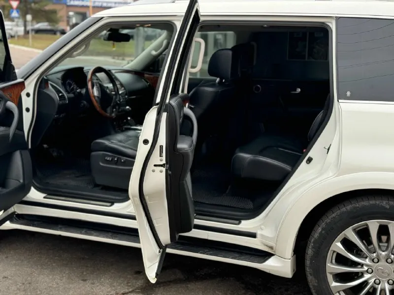 Продам рамный внедорожник личного пользования infiniti qx80, цвет белый перламутр, 2й рестайлинг, максимальная комплектация: полный привод, пневма- гидро подвеска, 8мест, черный салон, кожа алькантара, без ключевой доступ, удержание в полосе ( дополнительно обесшумлен, лобовое дорогая атермальная пленка, установлена сигнализация пандора, карты, запуск и локация авто из приложения ) поворотные линзы, адаптивыный свет, музыка bosse и прочее. пробег 170т, сервисная книжка, два ключа, без дтп, дилерское авто, уязвимые места в бронепленке. цена 2900 000₽ тел- +7949-325-49-99 📞 звоните: +7(949)3254999 - фотография - 4