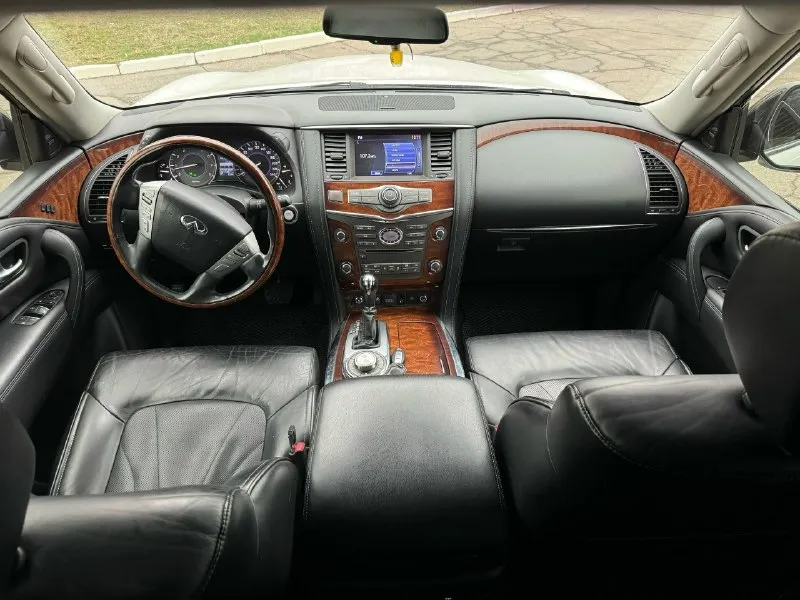 Продам рамный внедорожник личного пользования infiniti qx80, цвет белый перламутр, 2й рестайлинг, максимальная комплектация: полный привод, пневма- гидро подвеска, 8мест, черный салон, кожа алькантара, без ключевой доступ, удержание в полосе ( дополнительно обесшумлен, лобовое дорогая атермальная пленка, установлена сигнализация пандора, карты, запуск и локация авто из приложения ) поворотные линзы, адаптивыный свет, музыка bosse и прочее. пробег 170т, сервисная книжка, два ключа, без дтп, дилерское авто, уязвимые места в бронепленке. цена 2900 000₽ тел- +7949-325-49-99 📞 звоните: +7(949)3254999 - фотография - 5