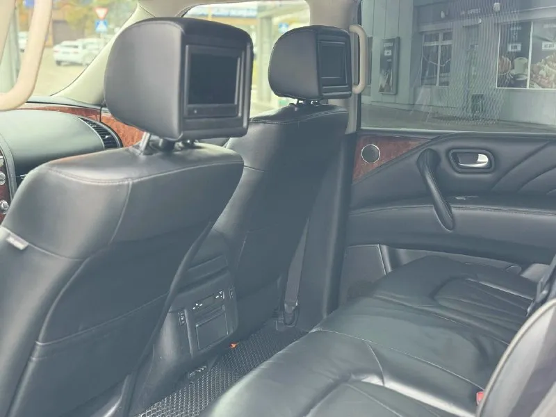 Продам рамный внедорожник личного пользования infiniti qx80, цвет белый перламутр, 2й рестайлинг, максимальная комплектация: полный привод, пневма- гидро подвеска, 8мест, черный салон, кожа алькантара, без ключевой доступ, удержание в полосе ( дополнительно обесшумлен, лобовое дорогая атермальная пленка, установлена сигнализация пандора, карты, запуск и локация авто из приложения ) поворотные линзы, адаптивыный свет, музыка bosse и прочее. пробег 170т, сервисная книжка, два ключа, без дтп, дилерское авто, уязвимые места в бронепленке. цена 2900 000₽ тел- +7949-325-49-99 📞 звоните: +7(949)3254999 - фотография - 6