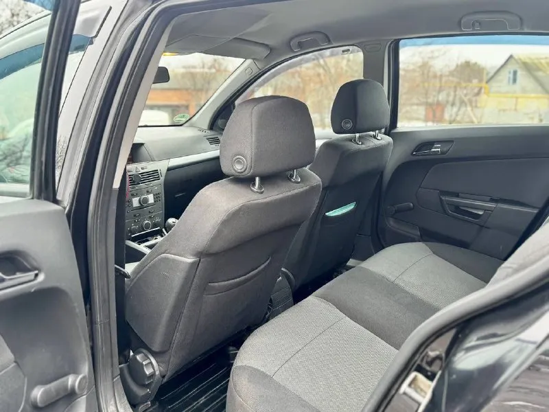 В продаже opel astra 2006 года выпуска автомобиль на самом надежном бензиновом моторе 1.6, работает безукоризненно готов на любые проверки с вашей стороны, передачи не выбивают, ходовая также полностью обслужена салон в идеальном состоянии без каких либо заломов и загрязнений! юридически чистая, возможен обмен осмотре донецк цена: 490.000 ₽, торг быстрому покупателю +79494355906 📞 звоните: +7(949)4355906 - фотография - 10