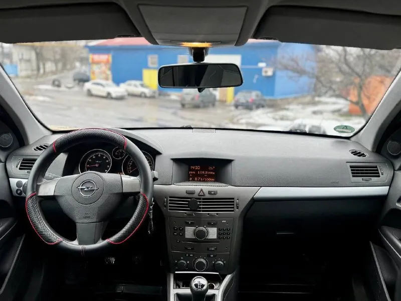 В продаже opel astra 2006 года выпуска автомобиль на самом надежном бензиновом моторе 1.6, работает безукоризненно готов на любые проверки с вашей стороны, передачи не выбивают, ходовая также полностью обслужена салон в идеальном состоянии без каких либо заломов и загрязнений! юридически чистая, возможен обмен осмотре донецк цена: 490.000 ₽, торг быстрому покупателю +79494355906 📞 звоните: +7(949)4355906 - фотография - 8
