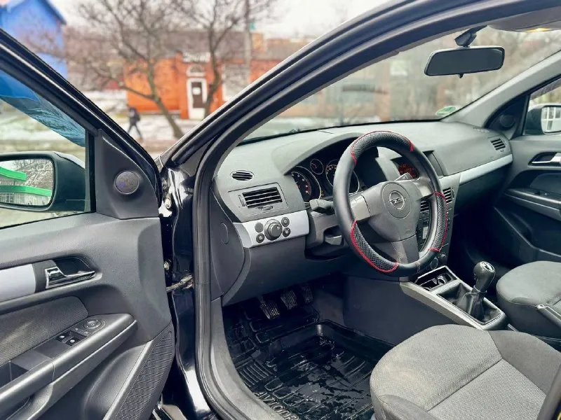 В продаже opel astra 2006 года выпуска автомобиль на самом надежном бензиновом моторе 1.6, работает безукоризненно готов на любые проверки с вашей стороны, передачи не выбивают, ходовая также полностью обслужена салон в идеальном состоянии без каких либо заломов и загрязнений! юридически чистая, возможен обмен осмотре донецк цена: 490.000 ₽, торг быстрому покупателю +79494355906 📞 звоните: +7(949)4355906 - фотография - 9