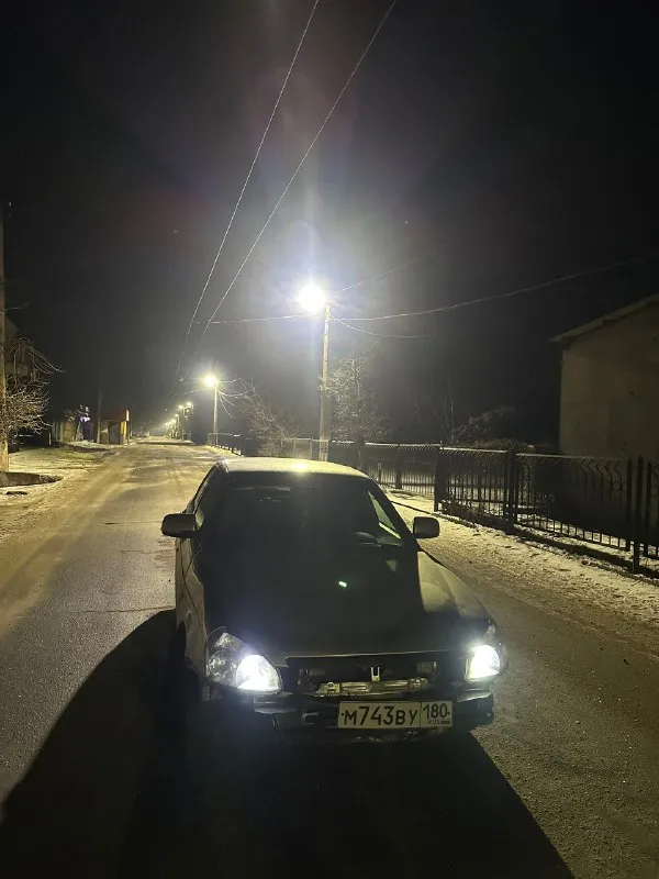 Продам приору, 2007 год 1.6 16кл, на полном ходу, из минусов нужно поставить бампер, и заменить прав... - фотография