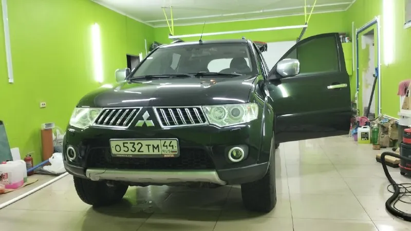 Mitsubishi pajero sport ii 2011год мощь, надёжность и свобода передвижения ищете внедорожник, который не подведёт ни в городе, ни на бездорожье? mitsubishi pajero sport ii — это именно тот автомобиль, который сочетает в себе: безупречную проходимость; экономичность; комфорт для всей семьи; легендарную надёжность японской инженерии. почему стоит выбрать именно эту модель? настоящая рамная конструкция жёсткая рама и прочный кузов — залог долговечности и безопасности. этот автомобиль создан для тех, кто ценит надёжность и готов к любым дорожным испытаниям. мощный и экономичный дизель двигатель объёмом 2,5 л обеспечивает отличную тягу при умеренном расходе топлива — в среднем 8–12л на 100 км. вы экономите на заправках, но не теряете в динамике. полный привод super select 4wd система полного привода позволяет: уверенно двигаться по асфальту; преодолевать бездорожье; выбирать режим под конкретные условия (от заднего привода до блокировки дифференциала). проходимость без компро 📞 звоните: +7(999)6967706 - фотография - 2