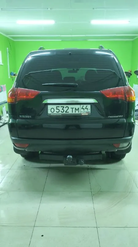 Mitsubishi pajero sport ii 2011год мощь, надёжность и свобода передвижения ищете внедорожник, который не подведёт ни в городе, ни на бездорожье? mitsubishi pajero sport ii — это именно тот автомобиль, который сочетает в себе: безупречную проходимость; экономичность; комфорт для всей семьи; легендарную надёжность японской инженерии. почему стоит выбрать именно эту модель? настоящая рамная конструкция жёсткая рама и прочный кузов — залог долговечности и безопасности. этот автомобиль создан для тех, кто ценит надёжность и готов к любым дорожным испытаниям. мощный и экономичный дизель двигатель объёмом 2,5 л обеспечивает отличную тягу при умеренном расходе топлива — в среднем 8–12л на 100 км. вы экономите на заправках, но не теряете в динамике. полный привод super select 4wd система полного привода позволяет: уверенно двигаться по асфальту; преодолевать бездорожье; выбирать режим под конкретные условия (от заднего привода до блокировки дифференциала). проходимость без компро 📞 звоните: +7(999)6967706 - фотография - 4