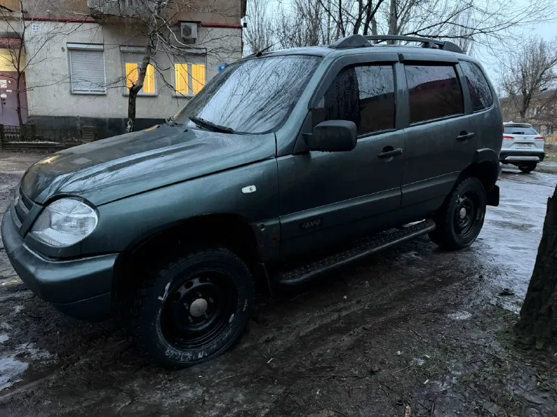 Продам ниву chevrolet машина 2006 года, рабочая лошадка, состояние на свой возраст, есть ржавчина на арках и гниль на порогах, пороги по-хорошему нужно заменить, некогда этим заниматься стоит новая спортивная резина, ходовка перебрана, едет бодро, не троит, не дымит двигатель 1,7 пробег 171.000 нет магнитофона, трещина на лобовом стекле, пассажирская дверь открывается изнутри (замок нужно заменить или отремонтировать), нужно заменить рычаг дворников (срабатывает задний постоянно) и заменить кнопку аварийки г. Донецк +79493525440 цена 300.000
📞 Звоните: +7(949)3525440 - фотография - 2