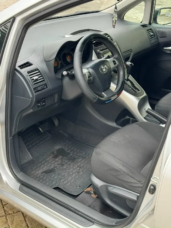 Toyota auris 1.6 автомат цена 810💰тыс. руб торг после осмотра авто. (кредит, обмен) 2010 год выпуска, состояние для своих лет отличное. пробег 279 тысячи, родной. по электрике все работает, никуда лезть не надо. по двигателю нареканий нет, масло не берет, не дымит, не троит. коробка работает как с завода, без пинков, буксов и тд. и еще не мало важно коробка автомат стоит завод не переделка с робота, как это многие делают!!! делать ничего по машине не надо, сел и поехал. переоформление в мрэо без проблем, с моим присутствием. г. макеевка, связь +79493219323 +79494094295 📞 звоните: +7(949)3219323 - фотография - 6