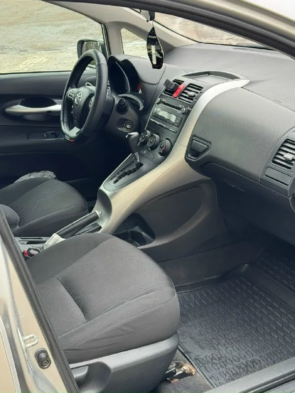 Toyota auris 1.6 автомат цена 810💰тыс. руб торг после осмотра авто. (кредит, обмен) 2010 год выпуска, состояние для своих лет отличное. пробег 279 тысячи, родной. по электрике все работает, никуда лезть не надо. по двигателю нареканий нет, масло не берет, не дымит, не троит. коробка работает как с завода, без пинков, буксов и тд. и еще не мало важно коробка автомат стоит завод не переделка с робота, как это многие делают!!! делать ничего по машине не надо, сел и поехал. переоформление в мрэо без проблем, с моим присутствием. г. макеевка, связь +79493219323 +79494094295 📞 звоните: +7(949)3219323 - фотография - 7