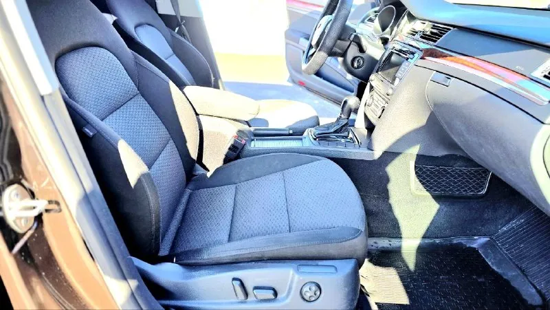 Продаю автомобиль skoda superb 2012 года. без дтп ✅ два владельца ✅ птс оригинал. мотор 1,8 полноценный автомат ✅ пробег 172000 ✅ два комплекта ключей. два комплекта колёс зима-лето. юридически чист. продажа с полным переоформлением. вложений ни каких не требует автомобиль полностью обслужен. по кузову как на фото. комплектация круиз-контроль, климат-контроль двухзонный, подогрев всех сидений, электро-сидений с памятью. мульти-руль. датчик дождя, датчик света регулировка зеркал подогрев зеркал. партроник. стабилизация анти-занос. осмотр г. донецк звонить по номеру телефона +79490881846. цена 1,200000 реальному покупателю торг адекватный на месте. - фотография - 10