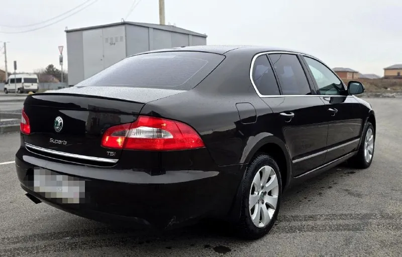 Продаю автомобиль skoda superb 2012 года. без дтп ✅ два владельца ✅ птс оригинал. мотор 1,8 полноценный автомат ✅ пробег 172000 ✅ два комплекта ключей. два комплекта колёс зима-лето. юридически чист. продажа с полным переоформлением. вложений ни каких не требует автомобиль полностью обслужен. по кузову как на фото. комплектация круиз-контроль, климат-контроль двухзонный, подогрев всех сидений, электро-сидений с памятью. мульти-руль. датчик дождя, датчик света регулировка зеркал подогрев зеркал. партроник. стабилизация анти-занос. осмотр г. донецк звонить по номеру телефона +79490881846. цена 1,200000 реальному покупателю торг адекватный на месте. - фотография - 3
