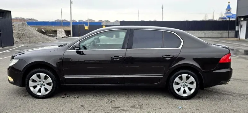 Продаю автомобиль skoda superb 2012 года. без дтп ✅ два владельца ✅ птс оригинал. мотор 1,8 полноценный автомат ✅ пробег 172000 ✅ два комплекта ключей. два комплекта колёс зима-лето. юридически чист. продажа с полным переоформлением. вложений ни каких не требует автомобиль полностью обслужен. по кузову как на фото. комплектация круиз-контроль, климат-контроль двухзонный, подогрев всех сидений, электро-сидений с памятью. мульти-руль. датчик дождя, датчик света регулировка зеркал подогрев зеркал. партроник. стабилизация анти-занос. осмотр г. донецк звонить по номеру телефона +79490881846. цена 1,200000 реальному покупателю торг адекватный на месте. - фотография - 5