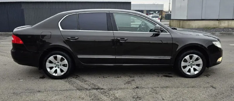 Продаю автомобиль skoda superb 2012 года. без дтп ✅ два владельца ✅ птс оригинал. мотор 1,8 полноценный автомат ✅ пробег 172000 ✅ два комплекта ключей. два комплекта колёс зима-лето. юридически чист. продажа с полным переоформлением. вложений ни каких не требует автомобиль полностью обслужен. по кузову как на фото. комплектация круиз-контроль, климат-контроль двухзонный, подогрев всех сидений, электро-сидений с памятью. мульти-руль. датчик дождя, датчик света регулировка зеркал подогрев зеркал. партроник. стабилизация анти-занос. осмотр г. донецк звонить по номеру телефона +79490881846. цена 1,200000 реальному покупателю торг адекватный на месте. - фотография - 7