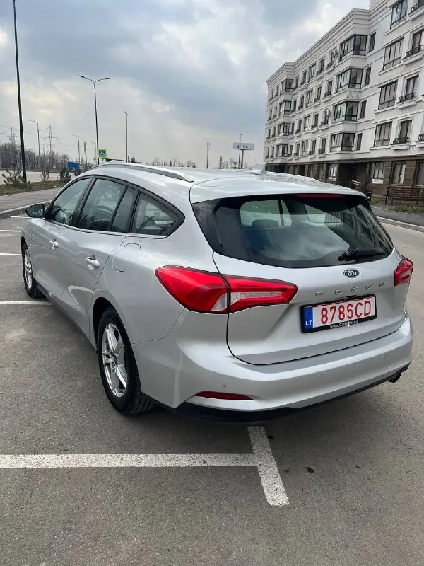 Ford фокус 2020 год выпуска. двигатель 1.5, 120 л. с. надежный 8-ступенчатый полноценный автомат (gm) технически идеален. в родном окрасе. салон чистый не для курящих. все работает. адаптивный круиз, удержание в на полосе. без пробега по рф. автомобиль растоможен, купивший будет первым собственником в🇷🇺. цена 1 750 000 ₽. тел. +79497091912 📲 tg: илья 📞 звоните: +7(949)7091912 - фотография - 3