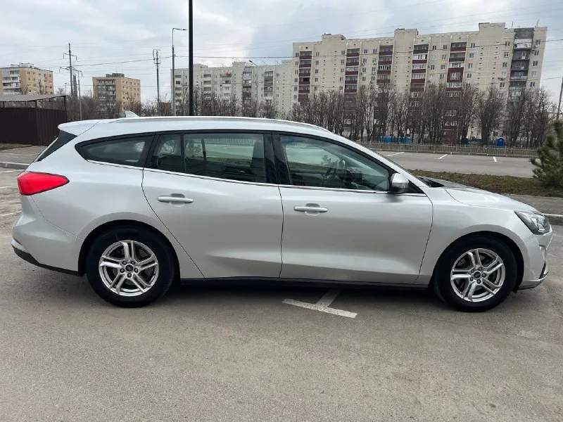 Ford фокус 2020 год выпуска. двигатель 1.5, 120 л. с. надежный 8-ступенчатый полноценный автомат (gm) технически идеален. в родном окрасе. салон чистый не для курящих. все работает. адаптивный круиз, удержание в на полосе. без пробега по рф. автомобиль растоможен, купивший будет первым собственником в🇷🇺. цена 1 750 000 ₽. тел. +79497091912 📲 tg: илья 📞 звоните: +7(949)7091912 - фотография - 9